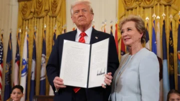 Trump cumple su promesa y desmantela casi por completo el Departamento de Educación