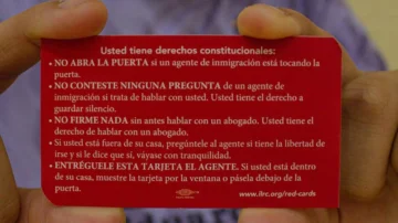 'No abra la puerta': qué dice la tarjeta roja en 19 idiomas que ayuda a los migrantes en riesgo de deportación en EE.UU.