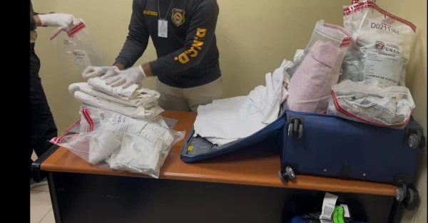 Detienen español con prendas de vestir empapadas de presunta cocaína