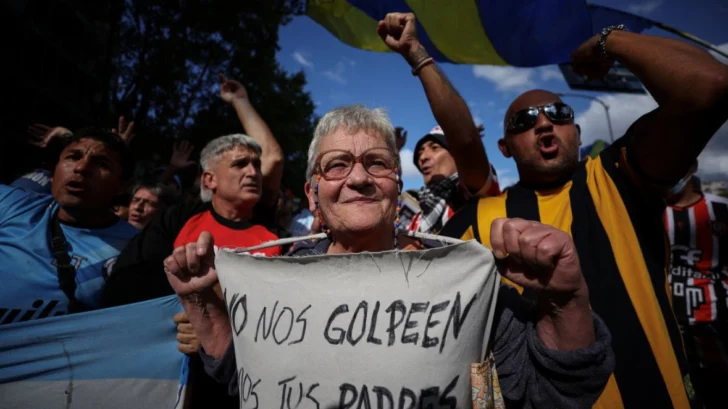 Los hinchas de fútbol que se unieron a los jubilados en Argentina en una marcha de protesta contra el gobierno de Milei que terminó con graves incidentes