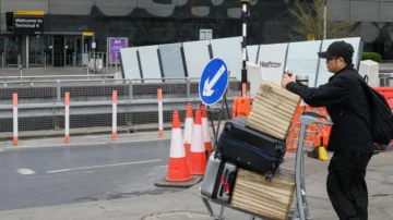 Caos por el cierre del aeropuerto londinense de Heathrow debido a un incendio en una subestación eléctrica