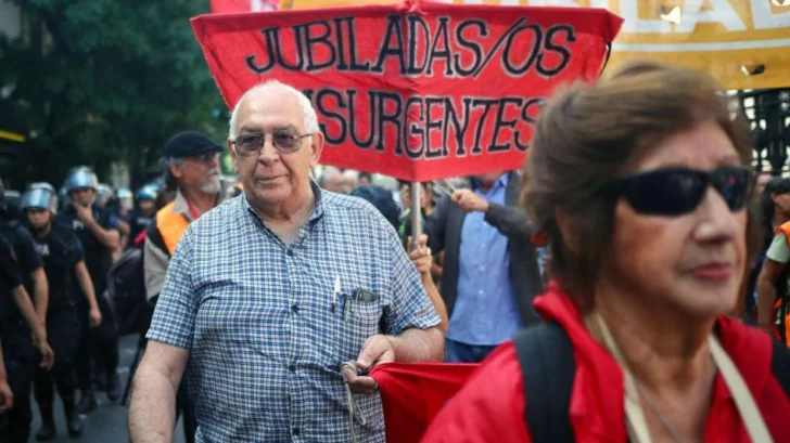 'La mayoría de los jubilados está arañando la línea de pobreza': cómo los adultos mayores se convirtieron en uno de los sectores más perjudicados por las políticas de Javier Milei en Argentina