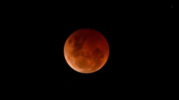 Cómo y cuándo se puede ver el eclipse lunar total esta semana en América Latina y el Caribe