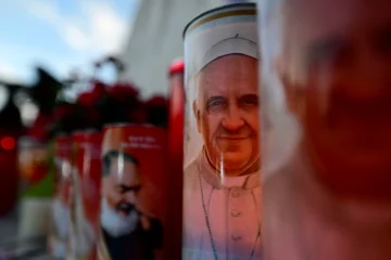 El papa Francisco se mueve como lo hacía antes y puede ir de la cama al sillón