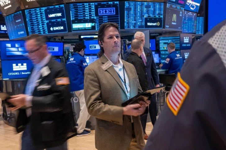 Wall Street cierra con notables caídas al confirmar Trump los aranceles a Canadá y México