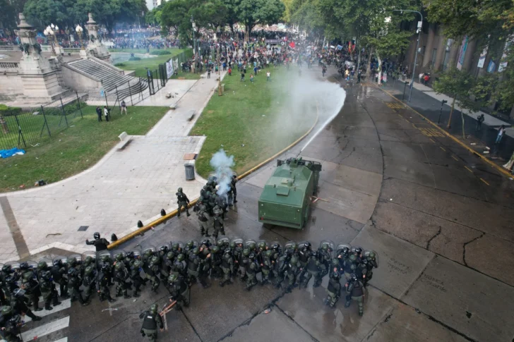 Jubilados argentinos sufren la mayor represión policial del Gobierno de Milei