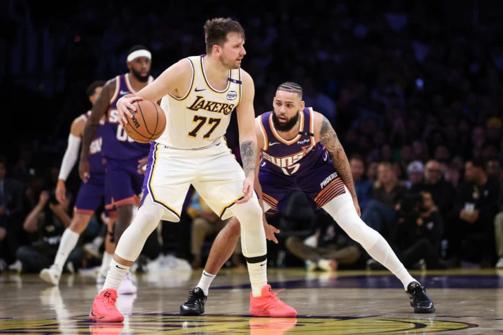 Los Lakers arrasan, los Rockets remontan 25 puntos y Nuggets ganan a Warriors sin Jokic