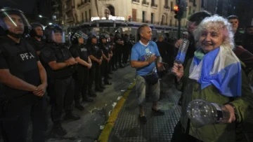 Las barras bravas se unen a la manifestación de los jubilados en Argentina