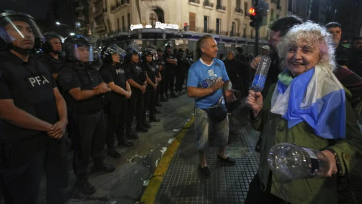 Las barras bravas se unen a la manifestación de los jubilados en Argentina