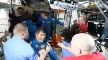 Crew Dragon llega a la Estación Espacial Internacional para relevar a los astronautas varados