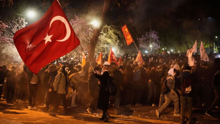 Ola de manifestaciones inunda las calles de Turquía en apoyo al alcalde detenido de Estambul