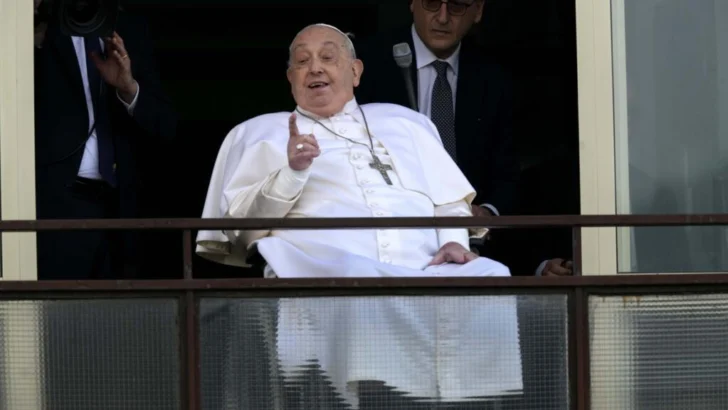 El Papa da las gracias en su primera aparición en público y exige el fin 'inmediato' de los ataques israelíes en Gaza