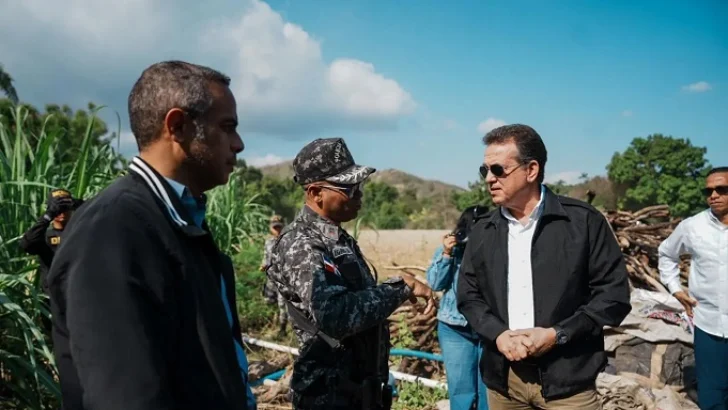Descubren fábrica ilegal de alcohol en operativo encabezado por ministro Ito Bisonó Descubren fábrica ilegal de alcohol en operativo encabezado por ministro Ito Bisonó