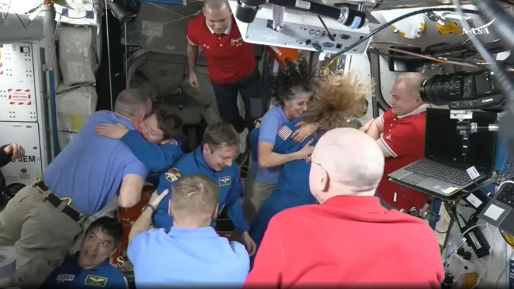 Cápsula con astronautas varados durante nueve meses parte de la Estación Espacial Internacional