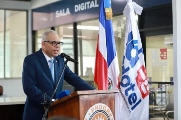 Carlos-Manuel-Estrella-durante-su-discurso-en-la-inauguracion-sala-digital-728x485