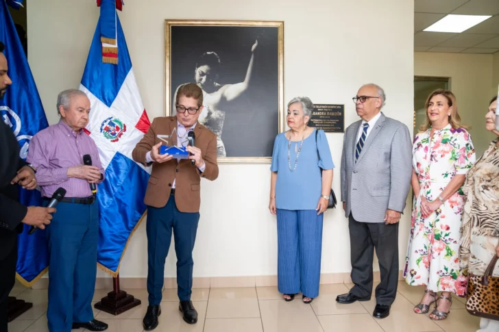 Entregan reconocimiento póstumo “Estrella al legado cultural” a Casandra Damirón