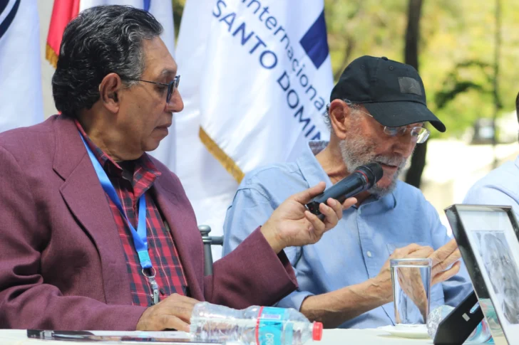 Efraim-Castillo-lee-su-ensayo-La-literatura-como-diversion-728x485