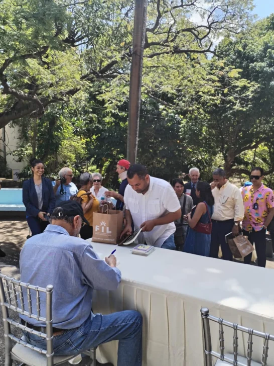 Efrain-Castillo-firmando-libros-546x728