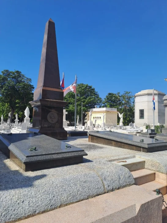 El-mausoleo-con-los-restos-de-Maximo-Gomez-en-el-Cementerio-Colon-de-La-Habana-escoltado-por-las-banderas-de-Cuba-y-Dominicana-546x728