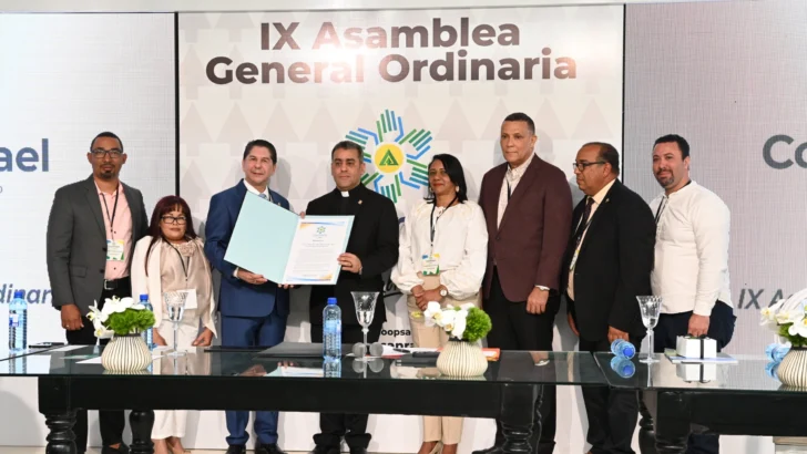 Rector y Gran Canciller de la UCNE reciben reconocimientos de Cooperativa San Rafael Rector y Gran Canciller de la UCNE reciben reconocimientos de Cooperativa San Rafael