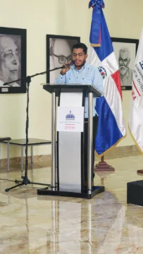 Fari-Rosario-director-de-Gestion-Literaria-de-la-DGLL-modera-el-evento-410x728