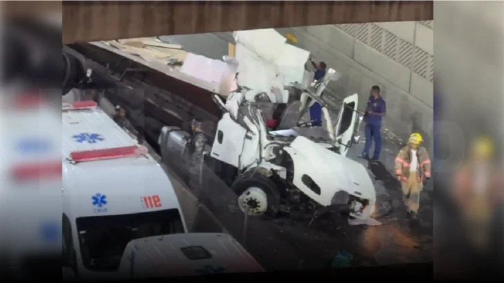 Camión cayó en paso a desnivel de la 27 de Febrero tras chocar con yipeta