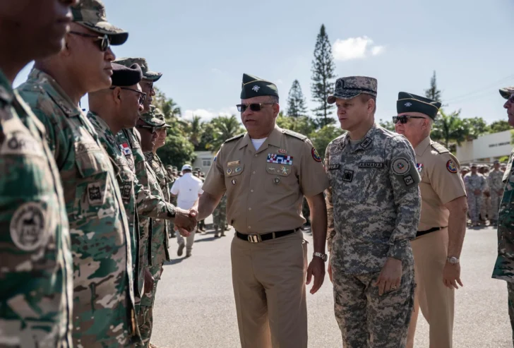 Ministro de Defensa felicita a militares por el desfile del 27 de febrero