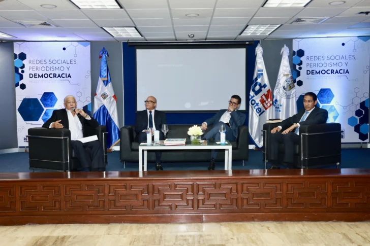 Panel “Prensa y poder”, Juan Taveras Hernández, Homero Figueroa, Nassef Perdomo Cordero e Iván Gatón. 