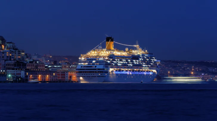 Istanbul_Bosphorus_Cruise_ship_Costa_Fascinosa_IMG_7437_1800-728x407