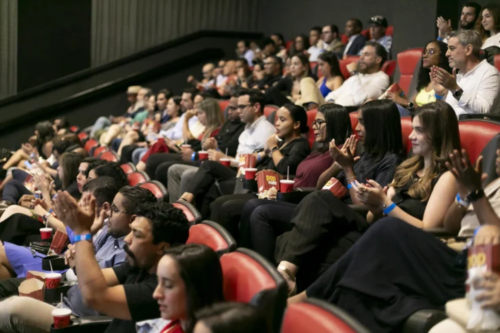 Publico-asistente-a-la-premiere-728x485