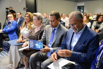 Publico-asistente-a-la-presentacion-en-Miami-del-libro-Transicion-Electoral-1966-1996-728x485