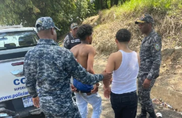 Policía impide asalto en Villa La Mata, captura a cuatro y confisca armas y vehículo