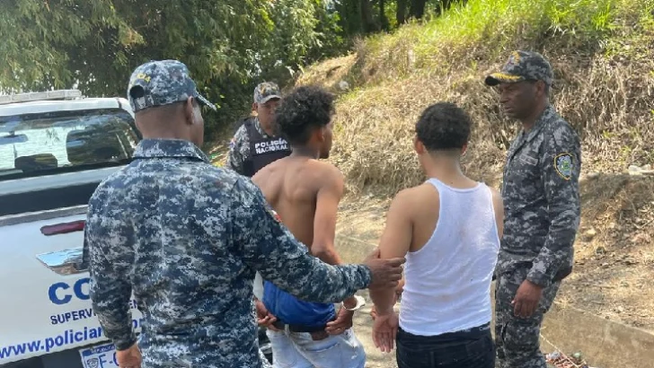 Policía impide asalto en Villa La Mata, captura a cuatro y confisca armas y vehículo