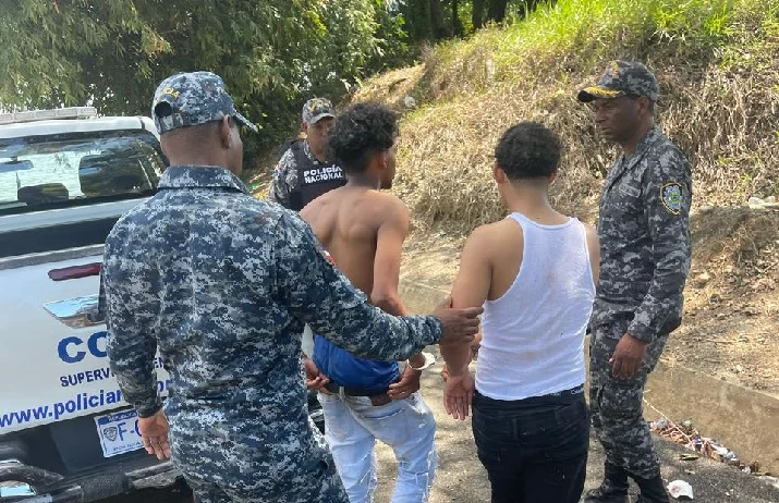 Policía impide asalto en Villa La Mata, captura a cuatro y confisca armas y vehículo