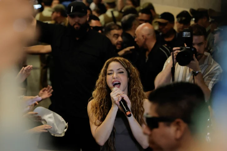 Shakira regala una canción a sus fans en la puerta del hotel antes de abandonar Chile