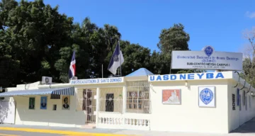 Poeta Julio Cuevas dona su biblioteca al Centro Universitario UASD-Neiba