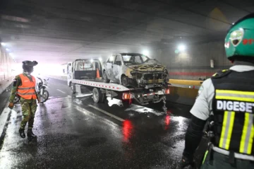 Vehículo en llamas en el túnel de la avenida 27 de Febrero genera congestión