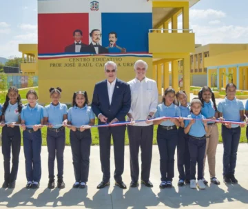 Gobierno entrega una escuela y un liceo en Santiago