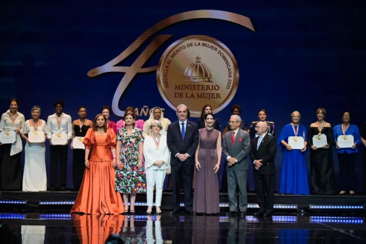 El presidente Abinader reconoce a 16 mujeres con medalla al mérito