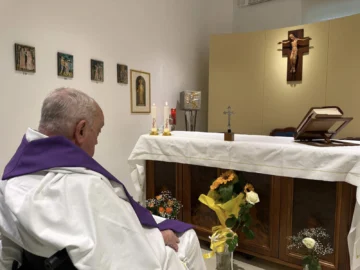 El Vaticano difunde la primera foto del papa desde su hospitalización