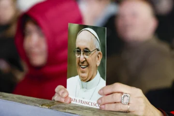 El papa continua mejorando y no piensa en renunciar, según el cardenal argentino Fernández