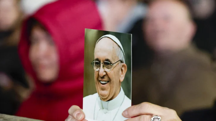 El papa continua mejorando y no piensa en renunciar, según el cardenal argentino Fernández