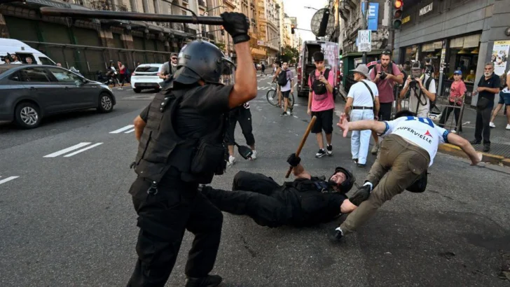 Las imágenes de las protestas de los jubilados en Argentina que dejó al menos 20 heridos y más de 120 personas detenidas