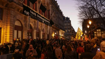 La policía de París evacua a cientos de inmigrantes de un teatro tras meses de ocupación