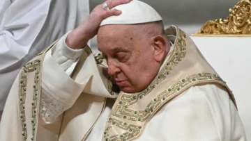 El papa Francisco ya no necesita ventilación mecánica, está estable, dice el Vaticano