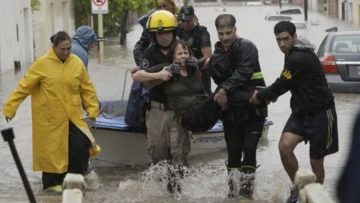 Las imágenes de las graves inundaciones en la ciudad argentina de Bahía Blanca que han dejado al menos 10 muertos