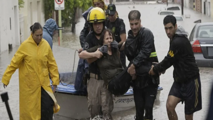 Las imágenes de las graves inundaciones en la ciudad argentina de Bahía Blanca que han dejado al menos 10 muertos