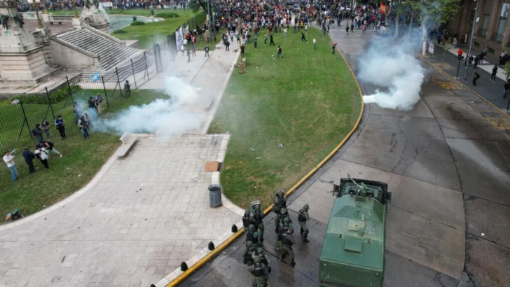 Nueva marcha de jubilados en Argentina desafía al gobierno con más apoyos