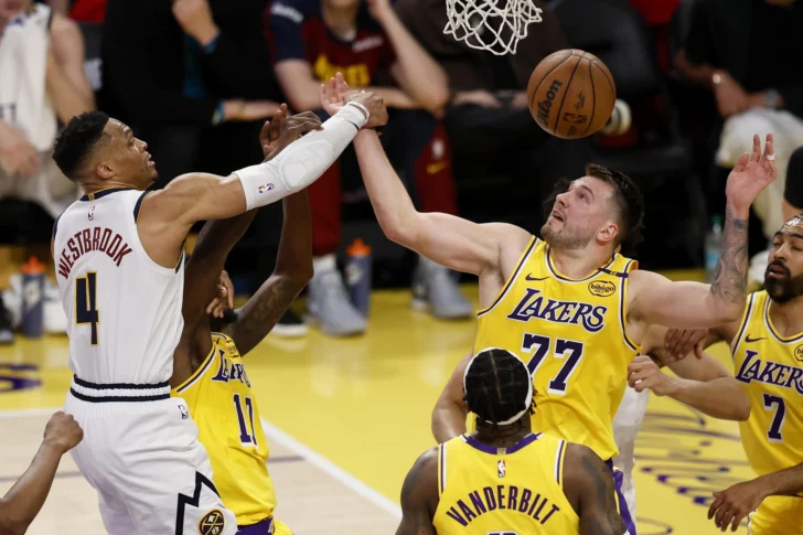 Los Thunder se distancian de los Cavaliers y los Lakers aplastan