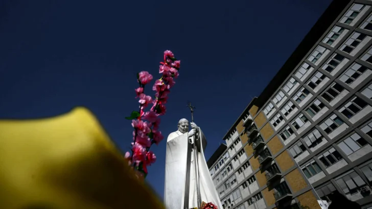 El papa Francisco deja de usar máscara de oxígeno, anuncia el Vaticano